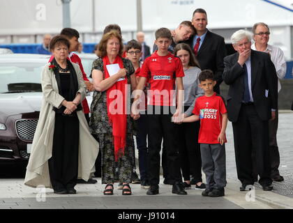 Cardiff, Royaume-Uni. 31 mai, 2017. Lorraine Barrett (L) Rhofdri Morgan's épouse Julie (2ème), Prys Morgan, le frère de Rhodri Morgan (R)avec des parents après le service. Re : Les funérailles de l'ancien premier ministre Rhodri Morgan a eu lieu dans le Senedd dans la baie de Cardiff. La cérémonie, qui a été ouvert au public, a été réalisée par Lorraine célébrant humaniste Barrett. Elle a dit que l'événement était "une célébration de sa vie par des mots, la poésie et la musique". M. Morgan, qui est mort plus tôt en mai de 77, a été le premier ministre de l'Assemblée du Pays de Galles de 2000 à 2009. Credit : D Legakis/Alamy Live News Banque D'Images