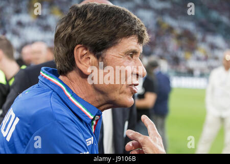 Turin, Italie. 30 mai, 2017. Match de football de bienfaisance, la Partita del Cuore 2017.La Juventus Turin, Stadiun. L'équipe nationale de football chanteurs vs.Champions de l'équipe de football recherche.Le célèbre chanteur Gianni Morandi, joueur de l'équipe de football de chanteurs, parler avec les journalistes et photographes. Credit : RENATO VALTERZA/Alamy Live News Banque D'Images