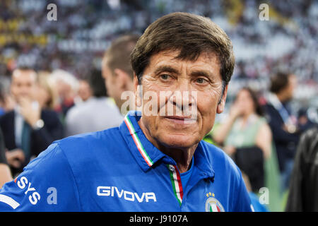 Turin, Italie. 30 mai, 2017. Match de football de bienfaisance, la Partita del Cuore 2017.La Juventus Turin, Stadiun. L'équipe nationale de football chanteurs vs.Champions de l'équipe de football recherche.Le célèbre chanteur Gianni Morandi, joueur de l'équipe de football de chanteurs, parler avec les journalistes et photographes. Credit : RENATO VALTERZA/Alamy Live News Banque D'Images