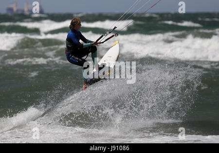 L'Allemagne, de Warnemunde. 31 mai, 2017. Un kitesurfeur utilise les vents forts pour son sport en Allemagne, de Warnemunde, 31 mai 2017. Photo : Bernd Wüstneck/dpa-Zentralbild/dpa/Alamy Live News Banque D'Images