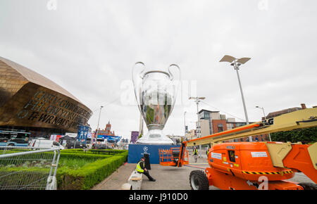 Cardiff, Wales, UK. 31 mai, 2017. Une réplique géante de la coupe d'Europe s'affiche dans la baie de Cardiff en avant de la Ligue des Champions de l'ouverture du Festival. Photo par : Mark Hawkins/Alamy Live News Banque D'Images