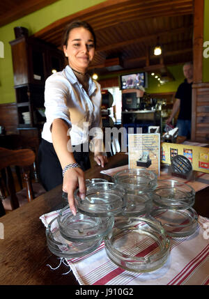 Usti Nad Labem, République tchèque. 30 mai, 2017. En ce 30 mai 2017 photo d'une serveuse nettoie les cendriers dans le U Lipy Tavern à Usti nad Labem, le dernier jour il est permis de fumer dans les restaurants, pubs et bars. La République tchèque est l'application à partir de mercredi 31 mai, 2017 une interdiction de fumer dans les bars, restaurants et cafés, à mettre un terme à la situation du pays comme l'un des derniers refuges pour les fumeurs de tabac en Europe. Beaucoup de restaurants et bars ont créé des jardins et piscine fumeurs places pour les amateurs de cigarettes. Credit : Libor Zavoral/CTK Photo/Alamy Live News Banque D'Images