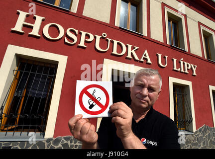 Usti Nad Labem, République tchèque. 30 mai, 2017. En ce 30 mai 2017 La photo de fichier propriétaire de taverne U Lipy Vlastimil Zacek montre un "Fumer Interdit' label devant son pub à Usti nad Labem. La République tchèque est l'application à partir de mercredi 31 mai, 2017 une interdiction de fumer dans les bars, restaurants et cafés, à mettre un terme à la situation du pays comme l'un des derniers refuges pour les fumeurs de tabac en Europe. Beaucoup de restaurants et bars ont créé des jardins et piscine fumeurs places pour les amateurs de cigarettes. Credit : Libor Zavoral/CTK Photo/Alamy Live News Banque D'Images