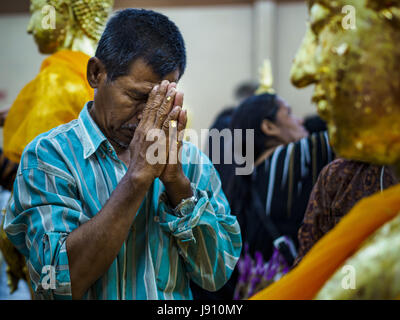 Chachoengsao, Thaïlande. 31 mai, 2017. Un homme prie à Wat Sothon (également orthographié Sothorn) dans Chachoengsao, Thaïlande. Le temple est l'un des plus grand et le plus visité en Thaïlande. Les gens font le mérite en payant pour envelopper les statues de Bouddha en robes orange. Le temple est le plus connu parce que les gens quittent oeufs durs comme une offrande au temple. Ils demandent à la réussite d'une entreprise ou d'enfants et laisser des centaines d'œufs durs. Crédit : Jack Kurtz/ZUMA/Alamy Fil Live News Banque D'Images