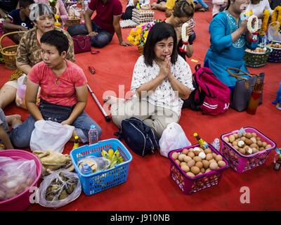 Chachoengsao, Thaïlande. 31 mai, 2017. Une femme avec une offre d'œufs durs prie à Wat Sothon (également orthographié Sothorn) dans Chachoengsao, Thaïlande. Le temple est l'un des plus grand et le plus visité en Thaïlande. Les gens font le mérite en payant pour envelopper les statues de Bouddha en robes orange. Le temple est le plus connu parce que les gens quittent oeufs durs comme une offrande au temple. Ils demandent à la réussite d'une entreprise ou d'enfants et laisser des centaines d'œufs durs. Crédit : Jack Kurtz/ZUMA/Alamy Fil Live News Banque D'Images