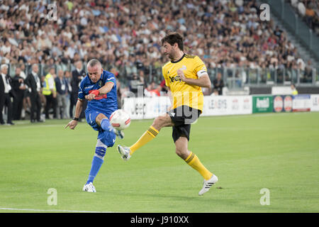 Turin, Italie. 30 mai, 2017. Match de football de bienfaisance, la Partita del Cuore 2017.La Juventus Turin, Stadiun. L'équipe nationale de football chanteurs vs.Champions de l'équipe de football recherche Eros.ramazzzzotti (bleu) et Andrea Agnelli (jaune) en pleine action. Credit : RENATO VALTERZA/Alamy Live News Banque D'Images