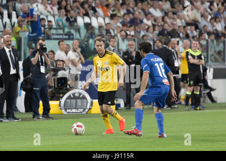 Turin, Italie. 30 mai, 2017. Match de football de bienfaisance, la Partita del Cuore 2017.La Juventus Turin, Stadiun. L'équipe nationale de football chanteurs vs.Champions de l'équipe de football recherche.Sebastian Vettel (jaune) Neri Marcorè agissant contre (BLU) Credit : RENATO VALTERZA/Alamy Live News Banque D'Images