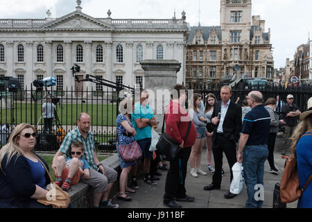 Cambridge, Royaume-Uni. 31 mai, 2017. Le leader libéral-démocrate Tim Farron parle à un groupe de personnes avant l'élection générale de la BBC télévisé débat des chefs. Richard Etteridge / Alamy Live News Banque D'Images