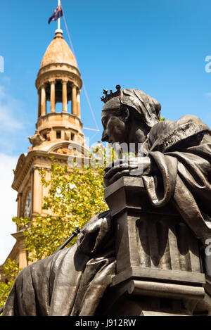 Statue de la reine Victoria et l'Hôtel de Ville, Sydney, Australie Banque D'Images