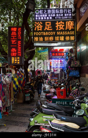 Guilin, Chine. Scène de rue, marché de nuit. Banque D'Images