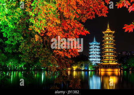 Guilin, Chine. Soleil et lune de pagodes à côté du lac Shan dans la nuit. Banque D'Images