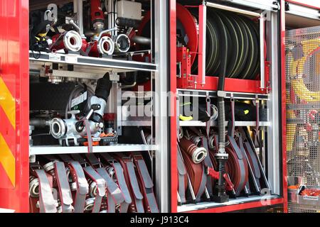 Les tuyaux d'incendie à bord d'un camion de pompiers Banque D'Images
