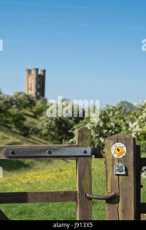 Cotswold Way sentier public signe sur une porte en face de la tour de Broadway au printemps. Broadway, Cotswolds, Worcestershire, Angleterre. Banque D'Images