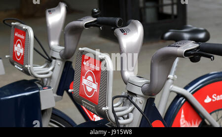 30 mai 2017 - Cycles Santander - un système public de location de vélos à Londres parrainé par Santander UK et exploité par Transport for London Banque D'Images