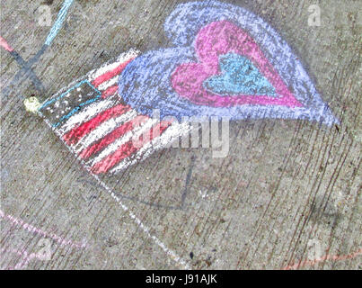 Un design pour enfants sur le trottoir d'un drapeau américain et un coeur coloré Banque D'Images