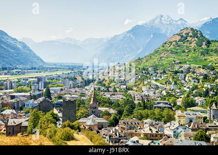 Paysage de ville, avec la cathédrale Notre-Dame et Majorie tour à Sion, Canton du Valais, Suisse. Banque D'Images