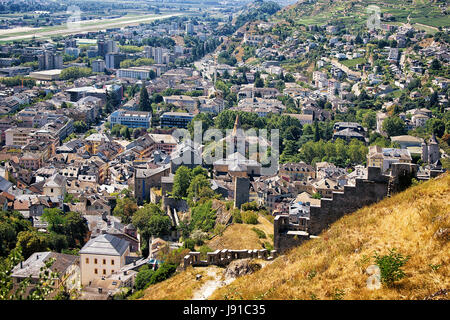 Vue sur la vieille ville vue depuis le château de tourbillon à Sion, Canton du Valais, Suisse. Banque D'Images