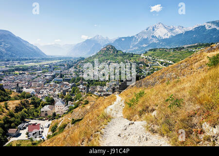 Panorama de la vue sur la vieille ville vue depuis le château de tourbillon à Sion, Canton du Valais, Suisse. Banque D'Images