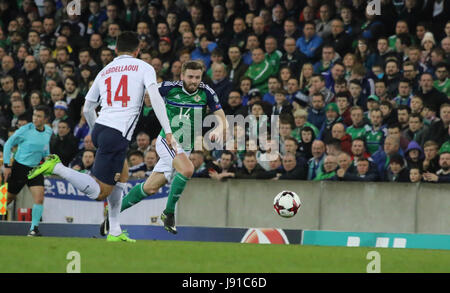 Stade national de football à Windsor Park, Belfast. 26 mars 2017. Qualification de la Coupe du Monde 2018 - Irlande du Nord 2 Norvège 0. L'Irlande du Nord de Dallas (14 Stuart - vert) en action. Banque D'Images