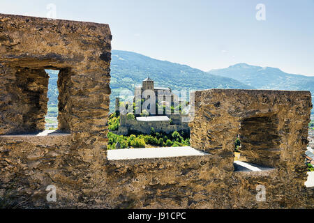 La basilique de Valère vue depuis le château de Tourbillon sur la colline à Sion, Canton du Valais, Suisse. Banque D'Images