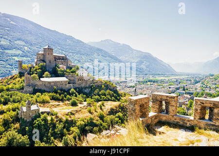 La basilique de Valère vue depuis le château de Tourbillon sur la colline à Sion, Canton du Valais, Suisse. Banque D'Images