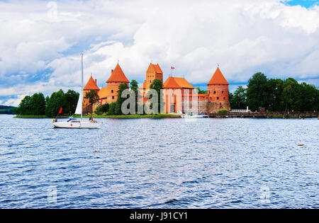 Les gens dans des bateaux sur le lac Galve et l'île de Trakai Castle Museum de la journée, près de Vilnius, Lituanie Banque D'Images