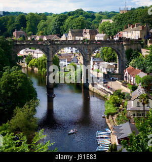 Le pont de chemin de fer de l'autre côté de la rivière Nidd à Knaresborough, Yorkshire. UK. Banque D'Images