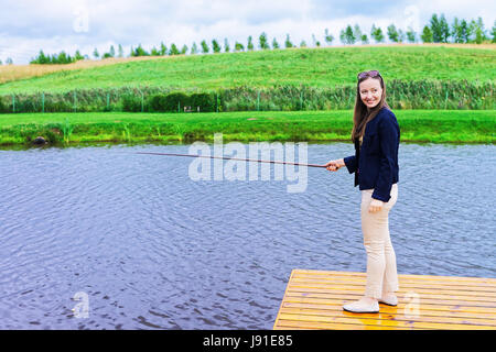 Jeune fille à la campagne de pêche, Vilnius, Lituanie. Banque D'Images