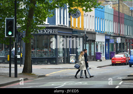 Boutiques colorées sur Kennington Road, Lambeth, Londres. Banque D'Images