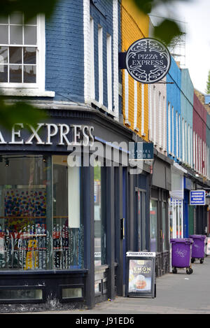 Boutiques colorées sur Kennington Road, Lambeth, Londres. Banque D'Images