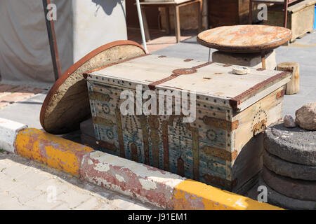 Coffre en bois ancien en turc vintage antique shop Banque D'Images