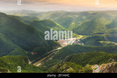 Ovcar Banja spa , vue depuis le haut de la montagne Kablar. Ombres et lumières du soir spectaculaires au printemps Banque D'Images