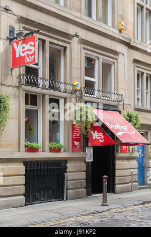 Oui Bar - anciennement Vespbar - renommé à l'appui de l'indépendance écossaise au cours du référendum de 2014, Glasgow, Ecosse Banque D'Images