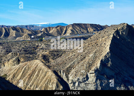 Route à travers les pistes du désert de Tabernas, l'un des plus uniques les déserts du monde. Le seul désert d'Europe et l'un des célèbres lieux d'i Banque D'Images