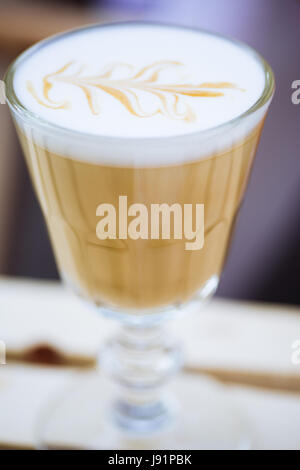 Close-up de tasse de Cappuccino avec quelques cool design sur la mousse Banque D'Images