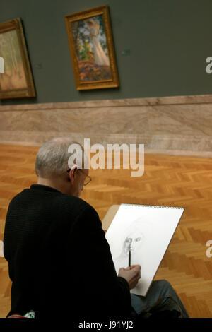 L'homme en train de dessiner un musée d'art classique, basé sur les œuvres d'art exposées dans la galerie Banque D'Images