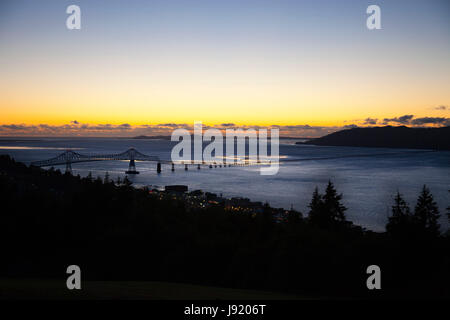 Vue du pont de Astoria-Meger avec colonne Astoria, Astoria, Oregon, USA, Amérique Latine Banque D'Images