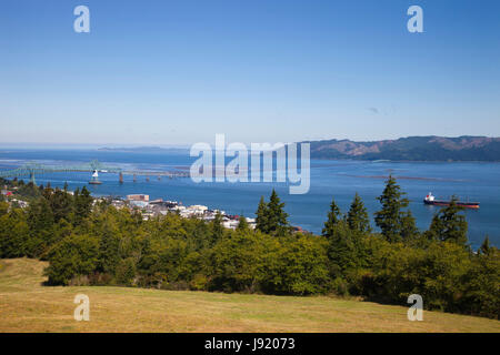 Vue du pont de Astoria-Meger avec colonne Astoria, Astoria, Oregon, USA, Amérique Latine Banque D'Images