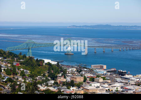 Vue du pont de Astoria-Meger avec colonne Astoria, Astoria, Oregon, USA, Amérique Latine Banque D'Images