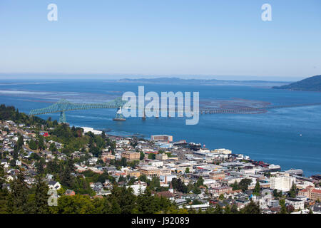 Vue du pont de Astoria-Meger avec colonne Astoria, Astoria, Oregon, USA, Amérique Latine Banque D'Images