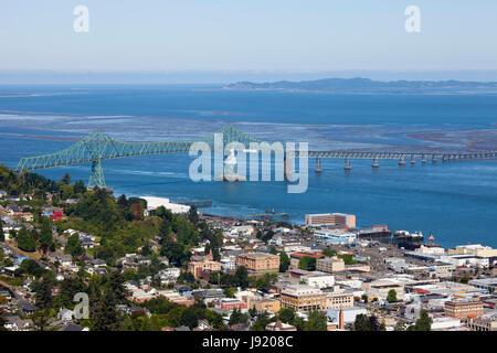 Vue du pont de Astoria-Meger avec colonne Astoria, Astoria, Oregon, USA, Amérique Latine Banque D'Images