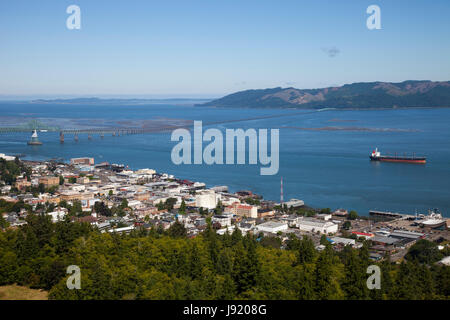 Vue du pont de Astoria-Meger avec colonne Astoria, Astoria, Oregon, USA, Amérique Latine Banque D'Images