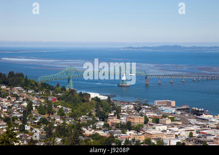 Vue du pont de Astoria-Meger avec colonne Astoria, Astoria, Oregon, USA, Amérique Latine Banque D'Images