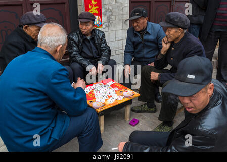 De vieux hommes jouant aux cartes dans la rue, Pingyao, Shanxi Province, China Banque D'Images