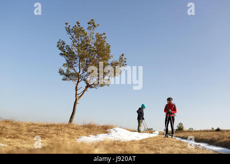 La mère et le fils de la randonnée sur un covoered grass mountain, Golic, la Slovénie. Banque D'Images