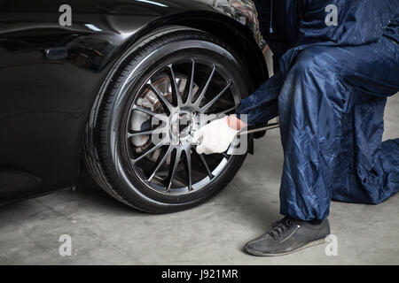 Montage de pneu shop Banque D'Images