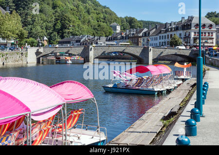 Cité médiévale de Bouillon avec rivière Semois et location de pédalos en Ardennes Belges Banque D'Images