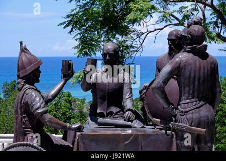 Statue de Napoléon sculpteur philippins Abueva, commémorant le "Pacte du Sang" qui a eu lieu en 1565 entre l'explorateur espagnol du nom de Miguel Lopez de Legazpi qui sont arrivés à Bohol et a fait un pacte de paix avec le leader autochtone Datu Sikatuna situé à Tagbilaran capitale de l'île de Bohol situé dans la région de Visayas central des Philippines Banque D'Images