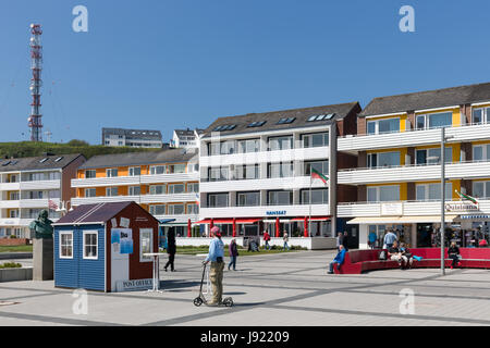 HELGOLAND, ALLEMAGNE - le 27 mai 2017 : Détente et maisons du village le long du port à Helgoland Banque D'Images