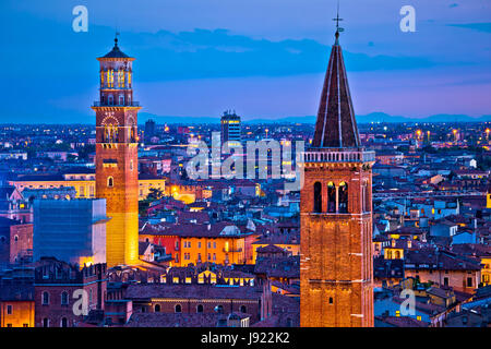 Les tours et les toits de Vérone soir vue, destination touristique en Vénétie (Italie) Banque D'Images